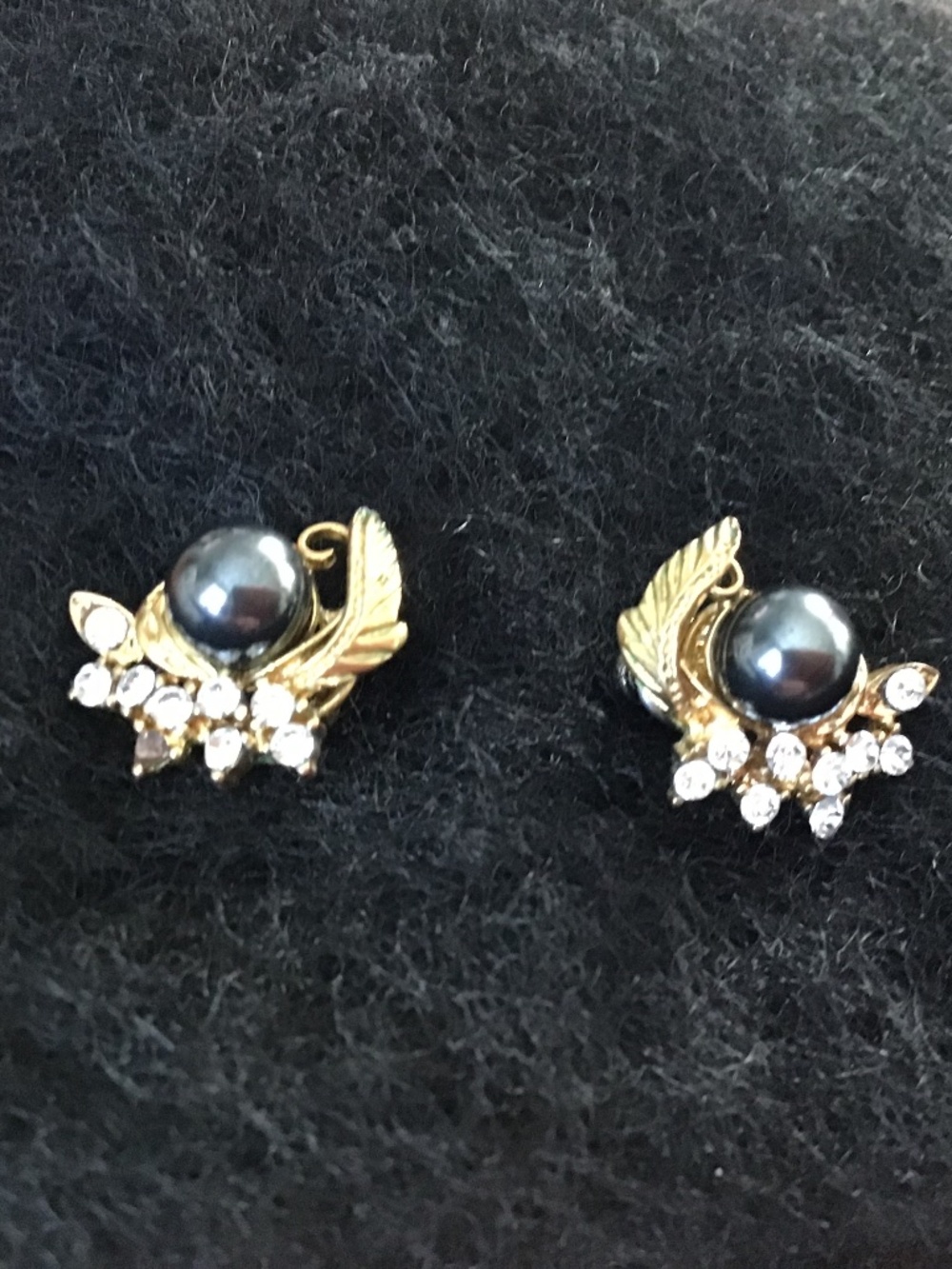 Lovely Little Stud Earrings With Centre Stone and Crystals